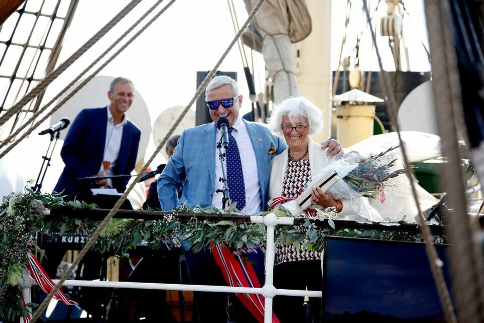 Her Christen Sveaas med gudmor Gun-Britt Patriksson på dekker av SS «Sørlandet». Foto: Redningsselskapet