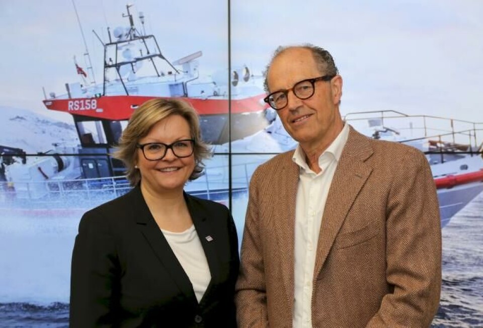 Signerer avtale. Generalsekretær Rikke Lind i Redningsselskapet og prosjektdirektør John A. Nielsen i Norsk Lostransport.