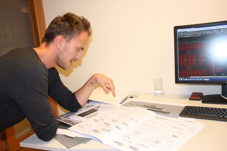 Torstein Aa viser frem de første skissene av Seasight. Foto: Vibeke Blich