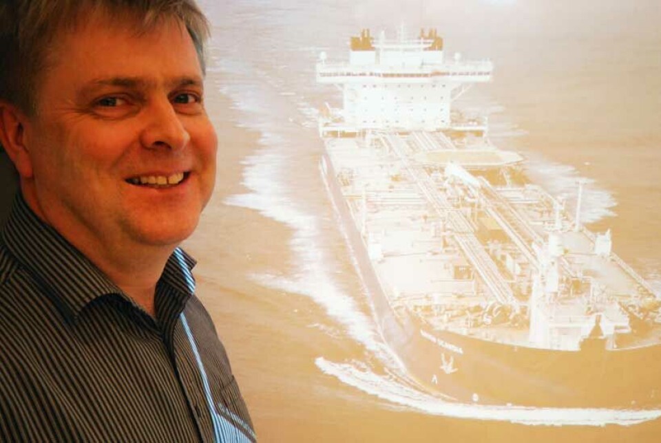 Johannes Kristian ”Bassa” Bjøringsøy i Sebastian AS framfor bilde av ”Navion Scandia”, som Sebastian AS hadde oppdrag på i 2011.
