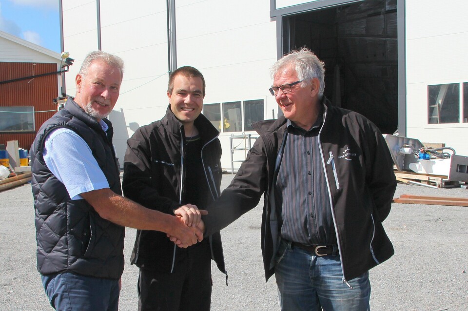 Styreleder Svein Ivar Larsen og Viplast AS (f.v.) selger alle aksjene i Båt og Motorservice AS og ønsker Tom André Bondø og styreleder Gaute Horseng ved skipsverftet lykke til. – Vi er kommet til en god løsning, mener Horseng. Foto: Turid H. Finne