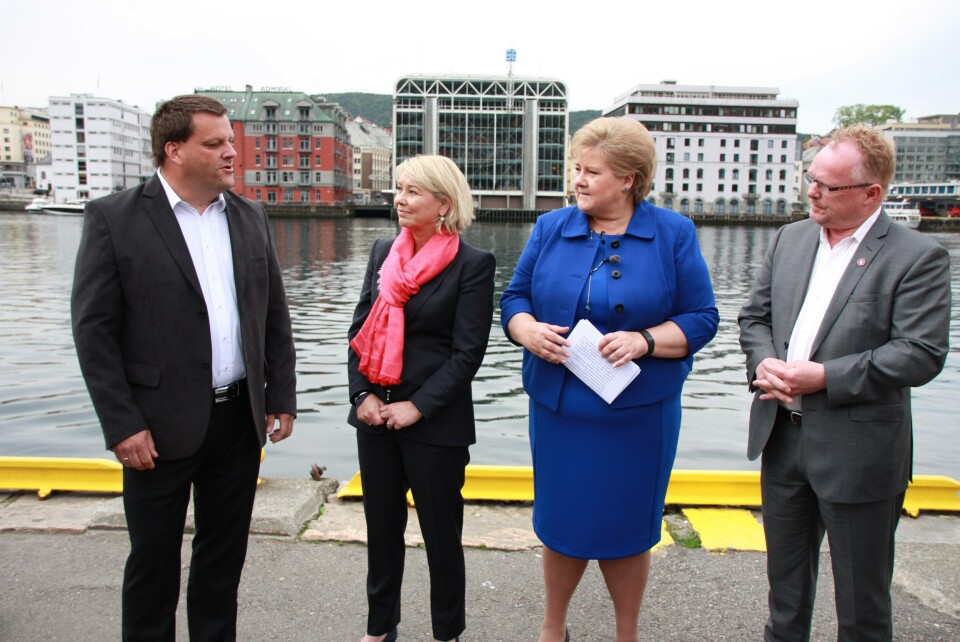 Vidar Aasgard fra Mundal-gruppen som har utviklet løsninger for å drive med fiskeoppdrett i lukkede anlegg. Her sammen med Monika Mæland, Erna Solberg og Per Sandberg. (Foto: Vibeke Blich)