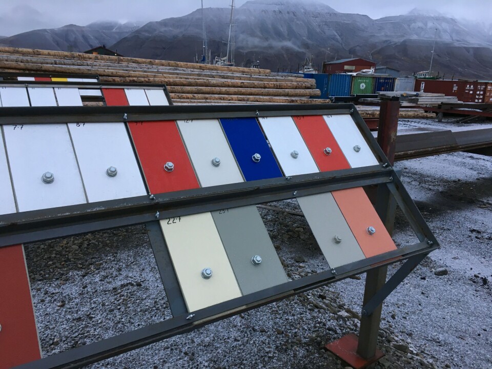 Det testes blant annet hvilken effekt det har i kombinasjon med bolter. Foto: Odd A. Arntzen/Jotun