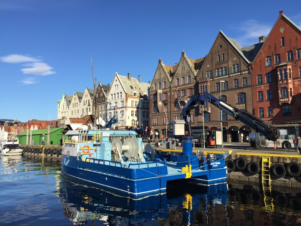 'Knut Viking' ligger fortøyd ved Bryggen i Bergen på overleveringsdagen. Foto: RMC
