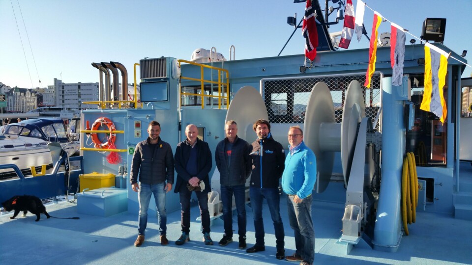 Knut Frode Eide og hans betrodde medarbeidere Erik Sørheim og Espen Skår Øksenberg sammen med styreformann Tore Håkon Riple og daglig leder i Risnes Marine Craft, Ronald Refvik Hellenes under overtakelsen av Eide Fjordbruk sitt nye servicefartøy: 'Knut Viking' i Bergen. Foto: RMC