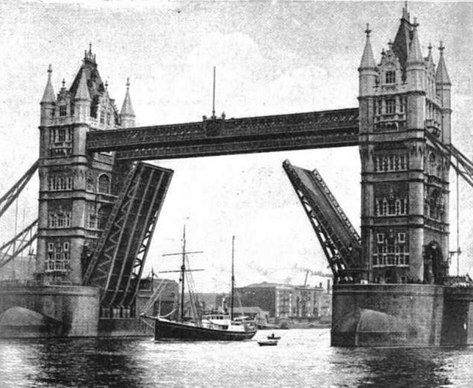 DS «Quest» under Tower Bridge i 1921