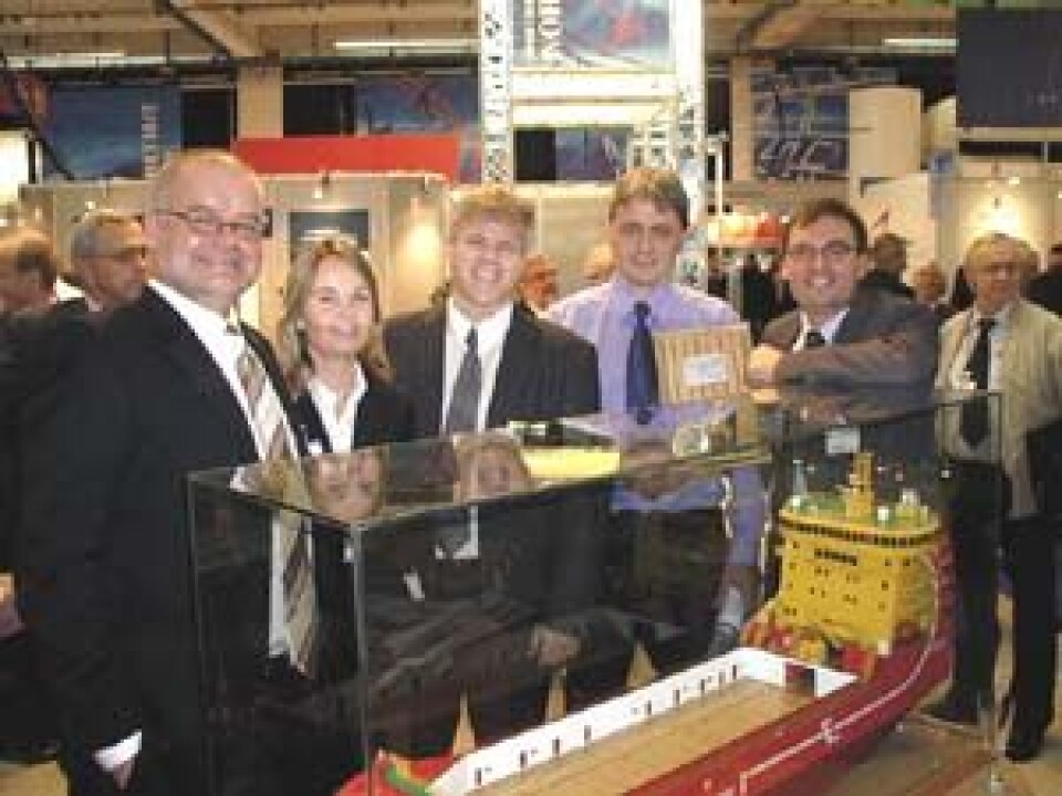 Etter utdelingen av Ship of the Year 2004-prisene. Skipsrevyens Asle Strønen (til venstre) og besetningen fra Vik Sandvik; Gunny Sandvik, Ole Christian Ottestad, Arnt Ove Yddal og Egil Sandvik.