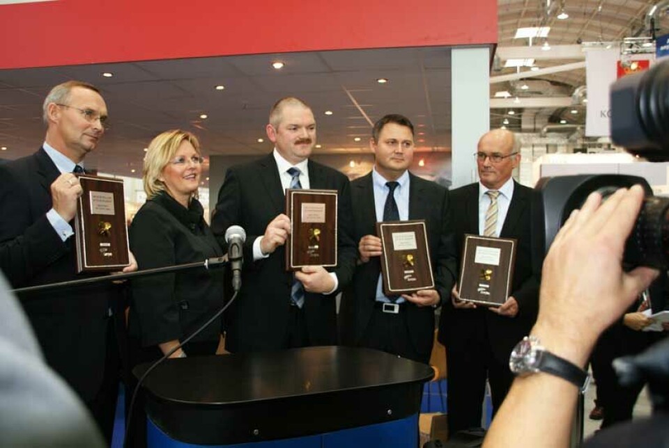 I 2008 var det M/S “Island Wellserver” fra STX Norway Offshore AS Langsten til Island Offshore som ble hedret med SKIPSREVYENs SHIP OF THE YEAR-plaketter. Også da var Rikke Lind i Hamburg og kastet glans over arrangementet.