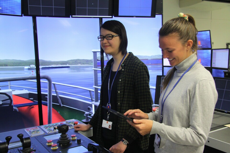 ; Jenny Veronika Manne og Marie Gotaas Buøen er to av studentene i Digitall tool-teamet. Foto: Kongsberg Gruppen