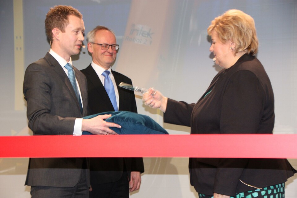 Fra høyre; Statsminister Erna Solberg mottar saksen til åpningen fra Odd Moen (i midten)  og Torstein Sole-Gärtner fra Siemens.  Foto: Sigbjørn Larsen.