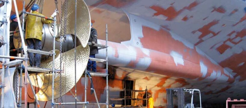 PrimeServ engineers fitting the M/V Sassnitz’s new propeller blades.