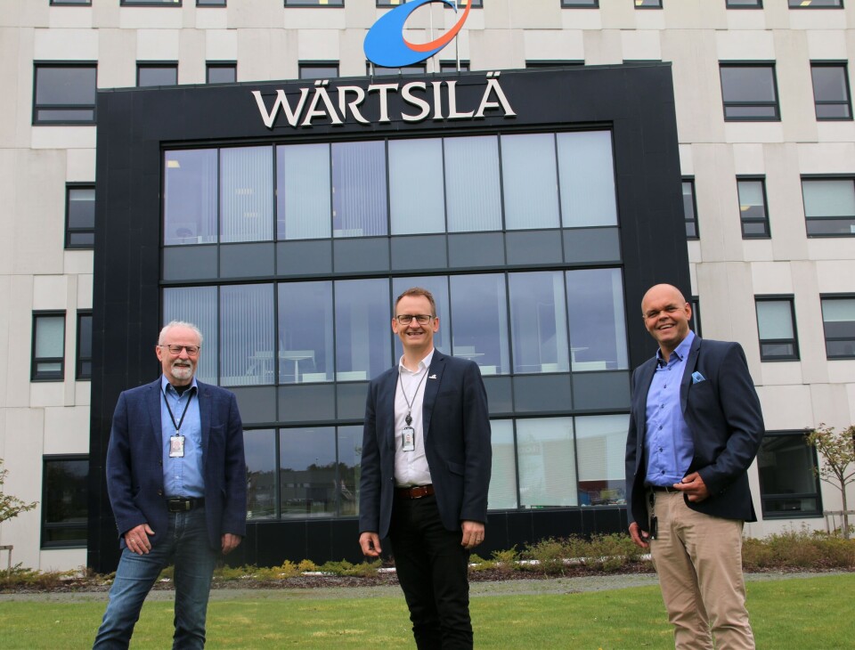 F.v. Leder for Felt Service i Wärtsilä Sven Reinert Svanberg, administrerende direktør i Wärtsilä Norway AS Hans-Petter Nesse og direktør for Wärtsilä Ship Design Ove Wilhelmsen. Foto: Wärtsilä.