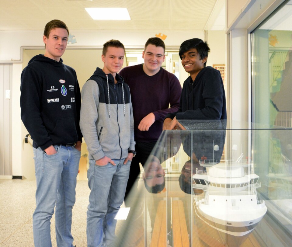 Marius Rooney, Martin Moltu, Andrzej Wajchert og Pirasan Kathiravelu er elevar ved Maritime fag på Herøy vidaregåande skule og framtidas maskinistar. Dei gler seg til å få delar av skulekvardagen på simulatorsenteret alt over nyttår. – Det kjem til å bli lærerikt. Foto: FOSAC