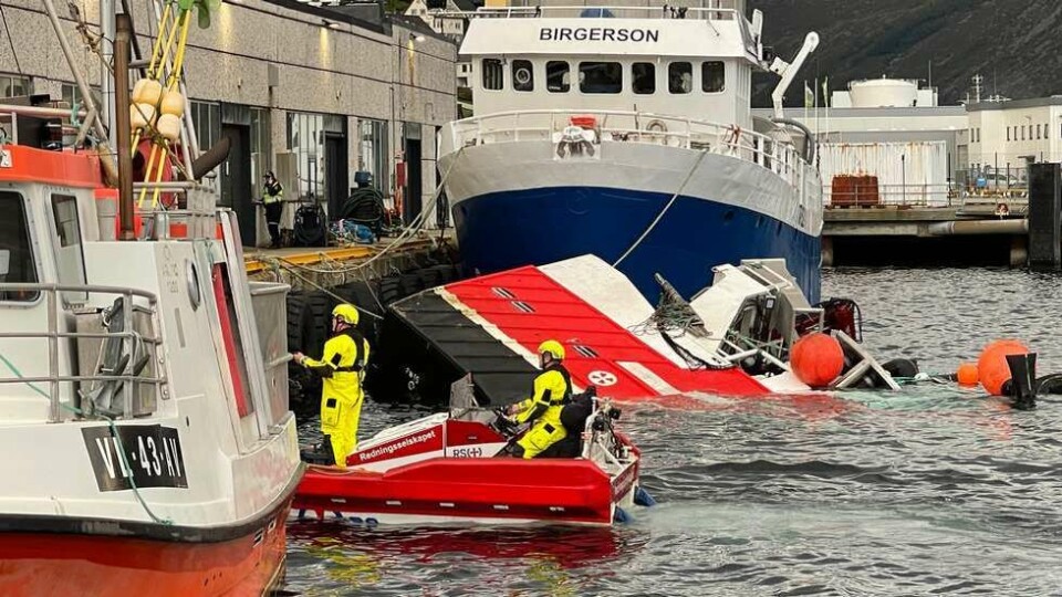 Båten har sunket ved ei kai i Måløy sentrum. Foto: Seline Larsen/FJT