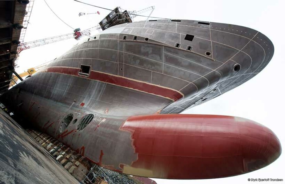 Den store og markerte bulben skal bidra effektivt til reduksjon i motstanden når MS Stavangerfjord legger ut på havet. (Foto: Styrk Fjærtoft Trondsen / Fjord Line).