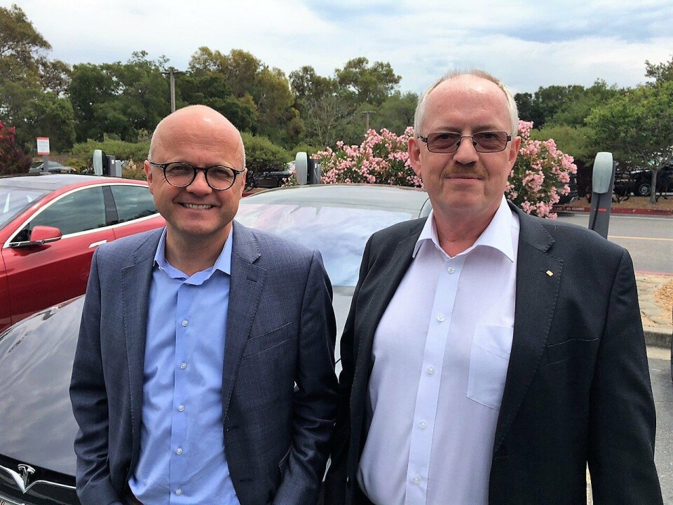 Klima-og miljøminister Vidar Helgesen og teknisk direktør i Sjøfartsdirektoratet Lasse Karlsen. FOTO: Tesla
