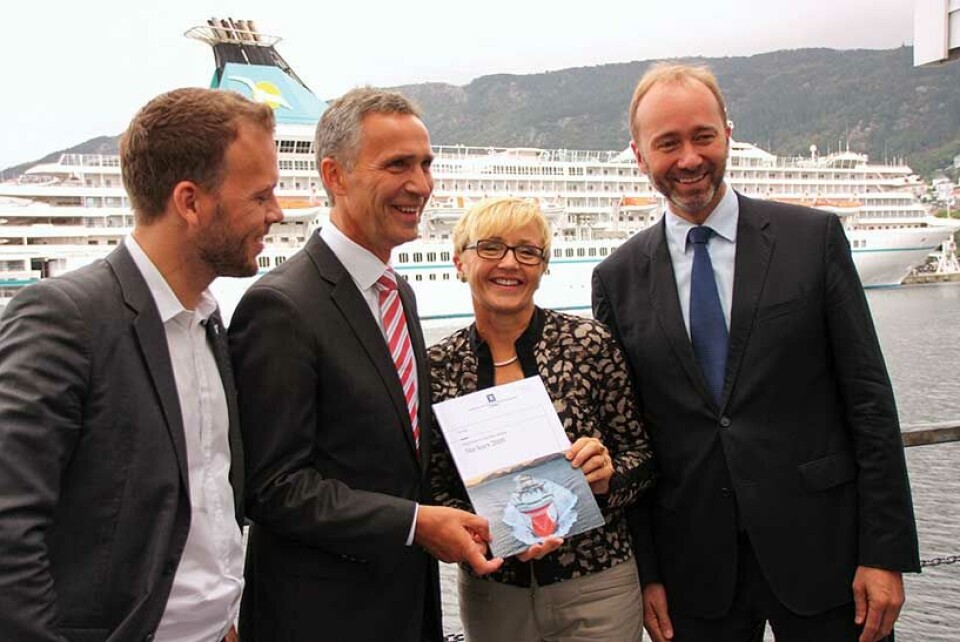 Audun Lysbakken, Jens Stoltenberg, Liv Signe Navarsete og Trond Giske poserer med det nye strategidokumentet, Stø Kurs 2020, utenfor Fiskeridirektoratet i Bergen.