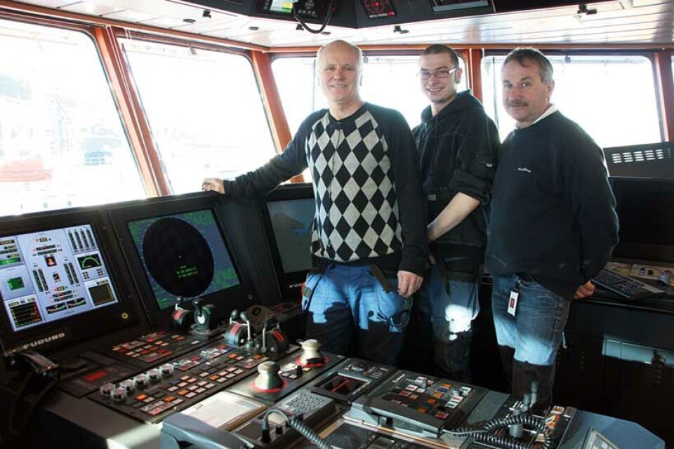 Siste innspurt på ”Ocean Response”. Her er servicetekniker Ole Rasmus Nilsen flankert av Arild Steffensen (venstre) og Knut Frantzen.