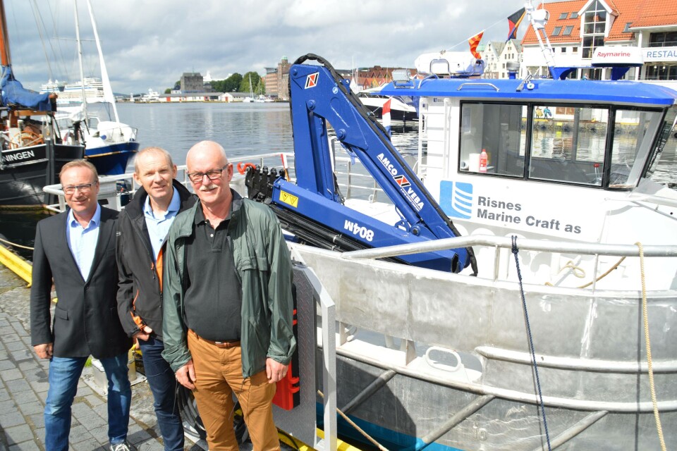 De stilte mannsterke ved bryggen i Bergen da det nye fartøyet 'Storm' skulle overleveres. Både daglig leder Håkon Tombre i Tombre Fiskeanlegg, Svein Arne Sæberg daglig leder i Rosendal Marineservice og Ronald Hellenes, daglig leder i Risnes Marine Craft var tilstede. Foto: Therese Soltveit.