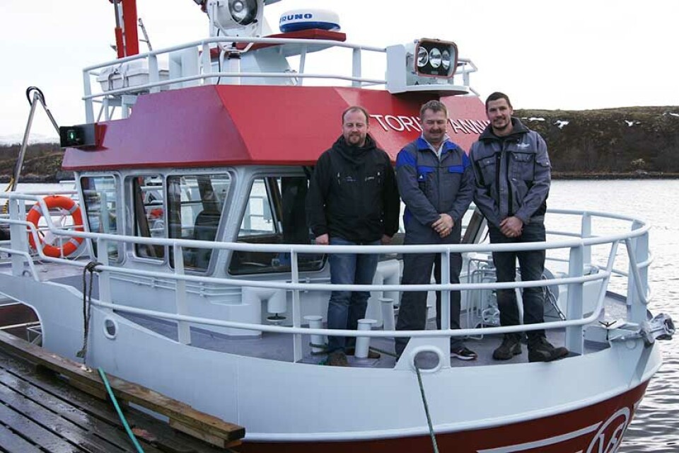 En tilfreds reder Geir Helge Tøllefsen på bakken flankert av Mikal Nordheim i Viknaslipen AS (til høyre) og Audun Hopen i Marin Design AS. FOTO: Steinar Flasnes