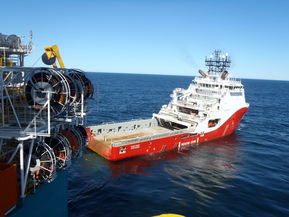 Ankerhånteringsfartøyet Siem Ruby på jobb. Fartøyet eies av Siem Offshore, og er et av flere som er omfattet av den langsiktige serviceavtalen for dekksmaskineri som er inngått med Rolls-Royce Marine.