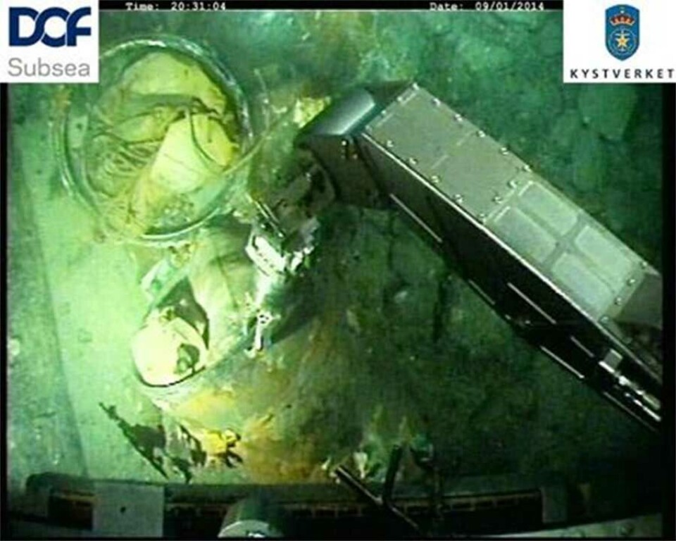 Ved hjelp av ROV har det blitt flyttet flere vrakdeler. Blant annet livbåten til ubåten som er avbildet her. (Foto: Kystverket/DOF)