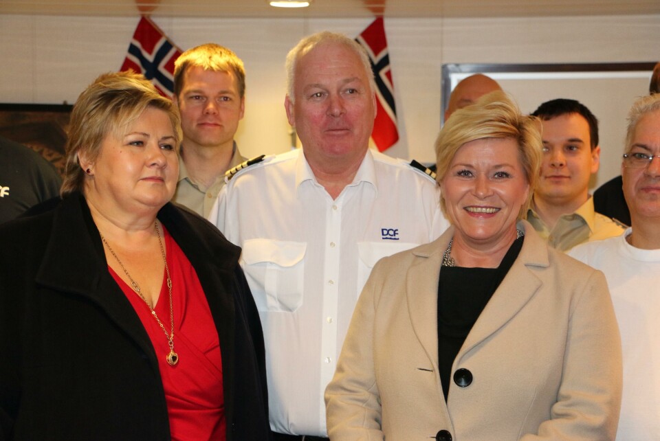 – Kjekt med besøk, sa man ombord. Her er kaptein Odd Magnus Stenevik flankert av statsminister Erna Solberg og finansminister Siv Jensen. Fotos: Asle Strønen