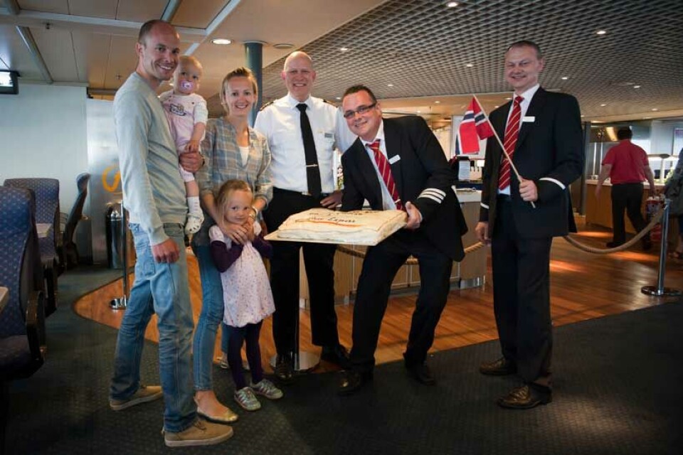 Familien Goberg fra Skien er passasjer nummer 1 million. Fra venstre Fredrik og Elin Goberg med døtrene Maria (4) og Emilie (1), og videre Fjord Lines representanter; Søren Benthin Thorup Pedersen, Morten Bo Poulsen og Bo Lynge Pedersen.