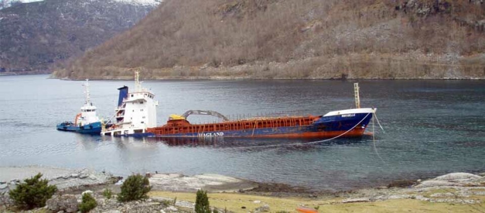 "Mirabelle" strandsatt, med baugen skjøvet opp på bunnen. (Foto: KV "Ålesund")