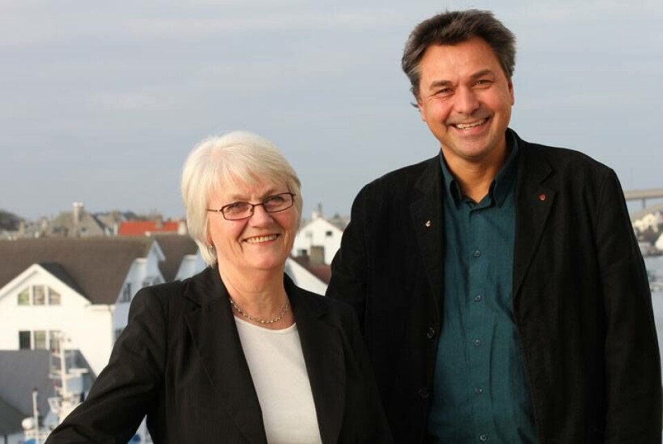 Anita Malmedal blir fra nyttår avdelingsdirektør for Avdeling for skipsregistrene i Sjøfartsdirektoratet. Her sammen med sjøfartsdirektør Olav Akselsen. FOTO: BJARTE AMBLE