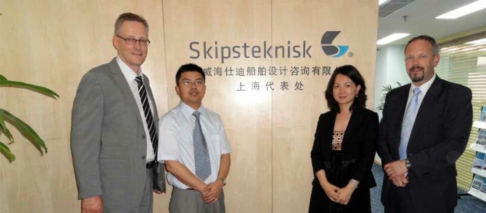 Skipsteknisk representanter, fra venstre adm. dir. i Skipsteknisk AS, Hans Ove Holmøy, det lokale teamet med Mr Xiao-Liang Li, Chief Representative og Ms Grace Jiang, Assistent, og salgssjef Bjørn-Oscar Kløvning.