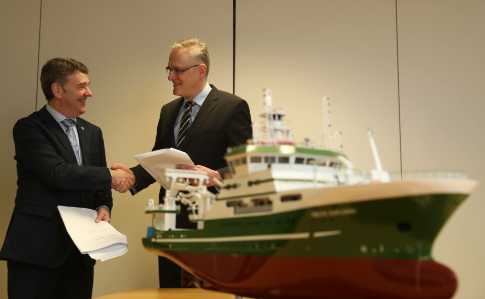 Dr Peter Heffernan, CEO Marine Institute og Hans Ove Holmøy, CEO Skipsteknisk AS markerer signeringen av kontrakten. I forgrunnen forskningsskipet «Celtic Explorer» som Skipsteknisk tidligere har designet for Marine Institute. Foto: Skipsteknisk.