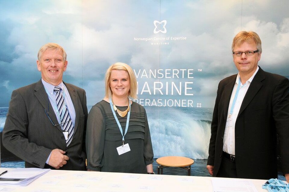 Daglig leder Per Erik Dalen vil utvikle et Global Centre of Expertise innen det maritime området. Her er han (til v.) sammen med Kristin Herje Nørve og Hans Petter Hildre ved Høgskolen i Ålesund.