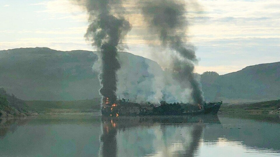 Den russiske fiskebåten «Tamango» brenner ut i Korsfjorden nord for Kirkenes. Foto: Redningsselskapet