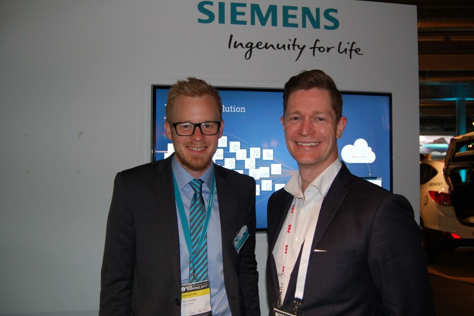 Ole Petter Novsett (t.h.) i Disruptive Technologies sammen med Siemens-kollega. Foto: Vibeke Blich