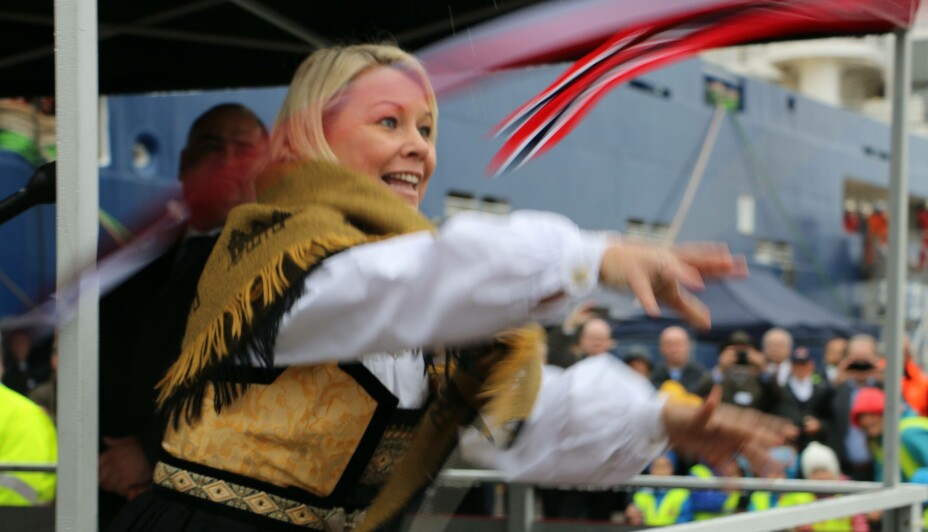 Statsråd Monica Mæland var stolt gudmor for batterifergen «Ampere» i 2014