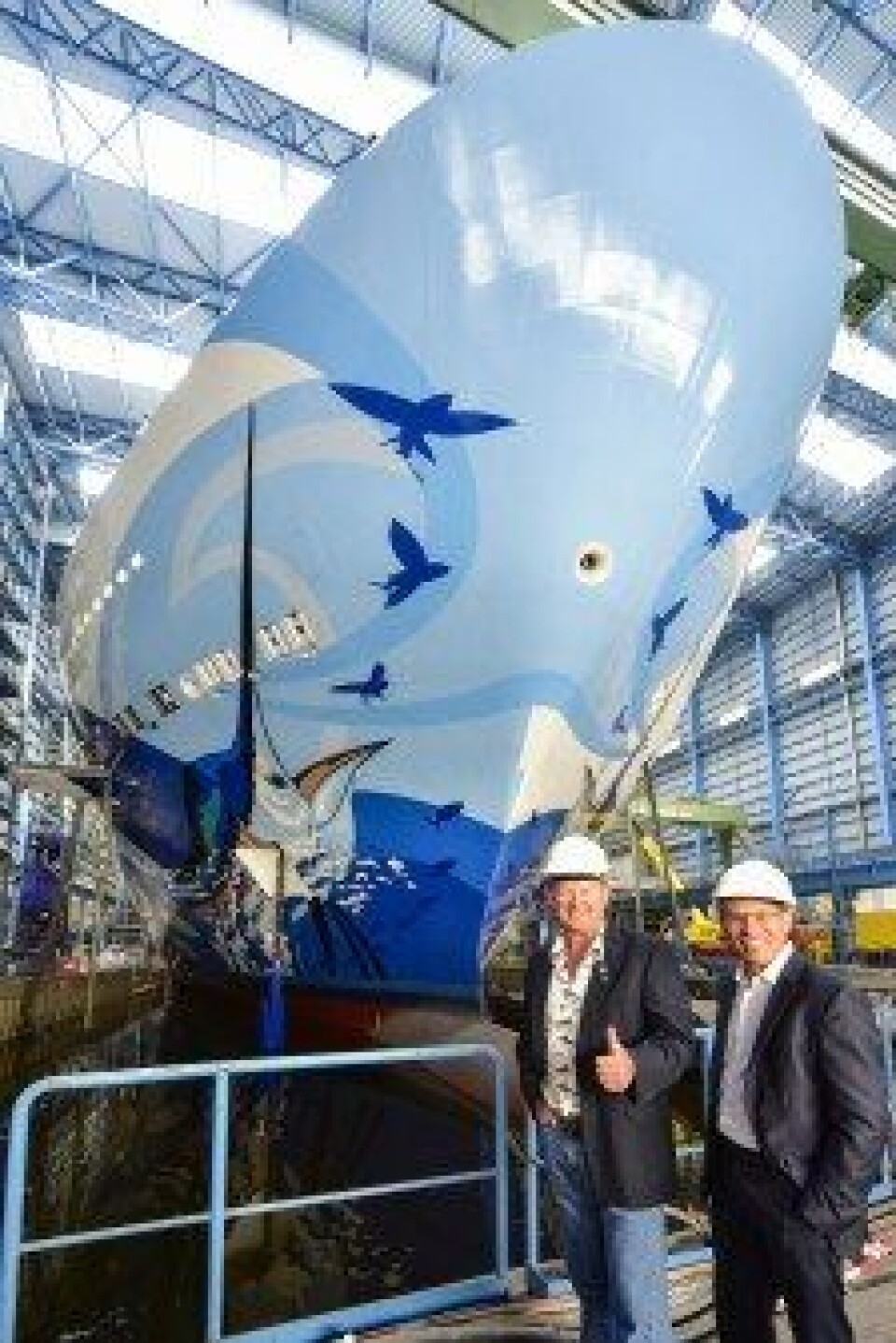 Kunstneren Guy Harvey observerer fremgangen ved Meyer Werft