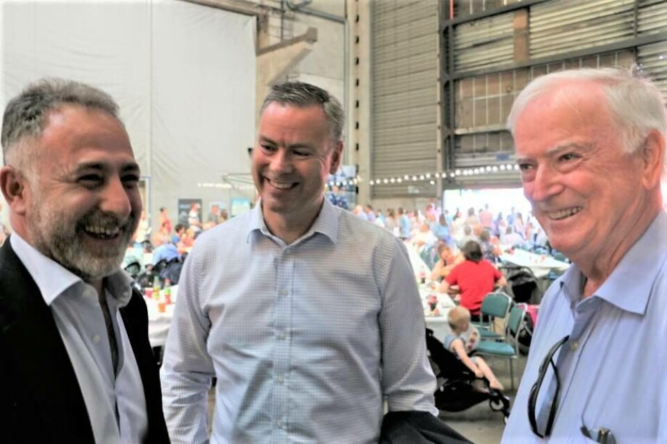 Per Sævik har god erfaring med å bygge i Tyrkia. Fra venstre: Administrerende direktør fra det samarbeidende skrogverftet Cemre Shipyard i Tyrkia, Orhan Güleck og administrerende direktør i Havila Njål Sævik og eier og reder Per Sævik. Foto: Sigbjørn Larsen.