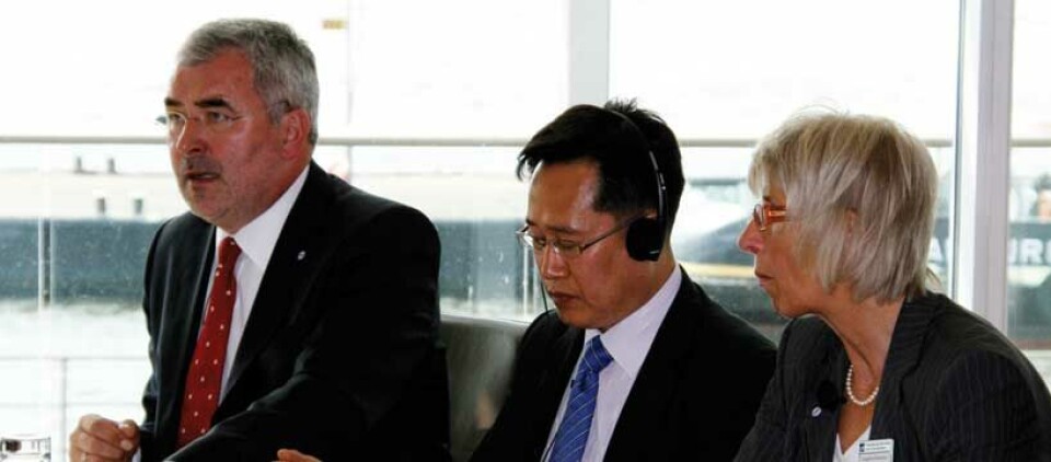 Mr Bernd Aufderheide, Chairman of the Management Board of HMC (left) with Mr Seok-Joo Chung, Korea Shipbuilders’ Association and Mrs Angelika Schennen, Director Press Department HMC, at an Advanced Press Conference for the SMM 2008.