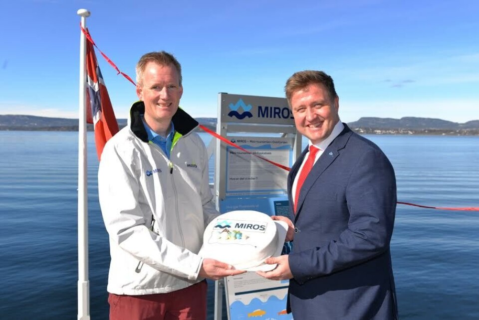 Ordfører Truls Wickholm (th) og Jonas Røstad fra Miros åpnet i dag bølgemåleren som skal kartlegge monsterbølger fra skip i Oslofjorden. Foto: Tore Henning Larsen.