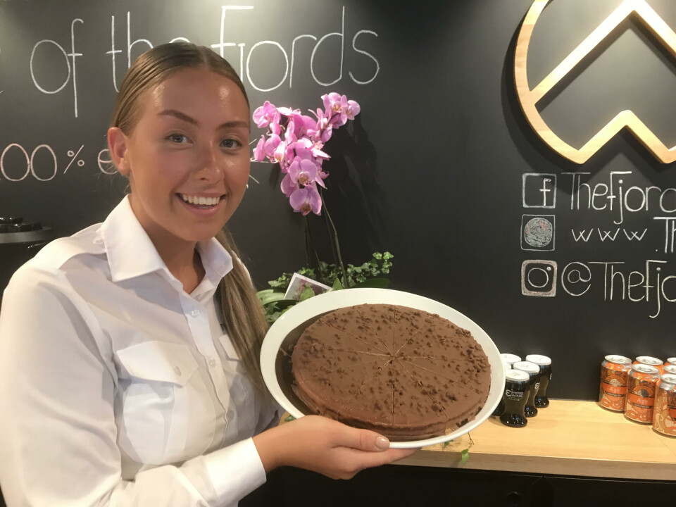 Sjokoladekakesuksess ombord. Cafevert Karina Desiree Aasen Holen. Foto: Sigbjørn Larsen.