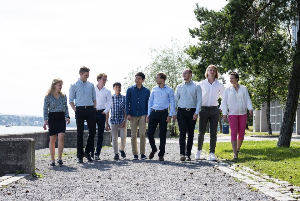 Fra venstre: Birte L. Steinsvik (NTNU), Anders B. Fjellvikås (NHH),  Mads F. V. Kjeldsberg (NTNU), Hong-Tan Lam (NTNU), David H. Wu (NTNU), Theodor L. Dokkan (NHH), Victor A. Lindbäck (UiT),  Andreas Stien (NTNU) og Elisabet Haugbø fra DNV GL. Foto: DNV GL