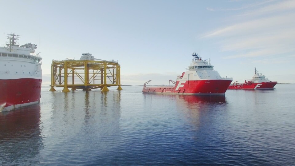De tre Farstad-skipene «Far Sapphire», «Far Sigma» og «Far Sabre» arbeider med å posisjonere riggen. Foto: Rolf Skjong-Fuglefjellet AS-Film og Grafikk