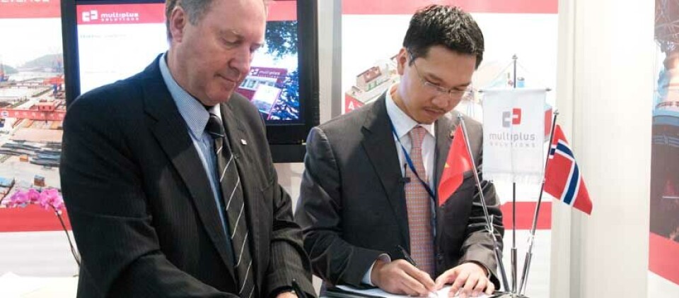 Pictures of CEO Minh (to the right) in Visec and CEO Per Olav Helgeland (to the left) in MultiPlus Solutions from the contract signing at Nor-Shipping 2009.