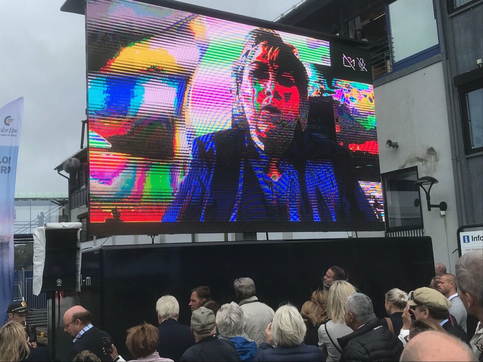 - Måtte hell og lykke følge deg til de syv hav, i alle fall til Sverige! sa skipets gudmor, statsminister Erna Solberg, blant annet. Foto: Sigbjørn Larsen.