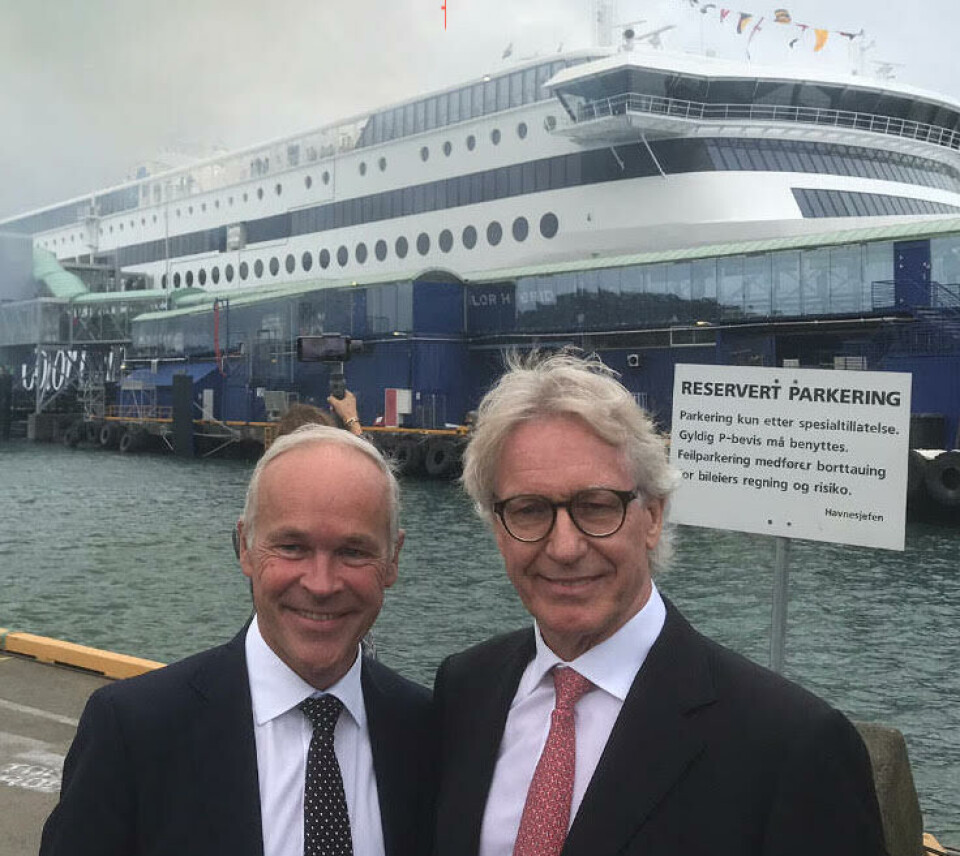 Kommunalminister Jan Tore Sanner (tv) og skipsreder Nils Olav Sunde bisto gudmor statsminister Erna Solberg til en flott og verdig dåp av 'Color Hybrid'. Foto: Sigbjørn Larsen.