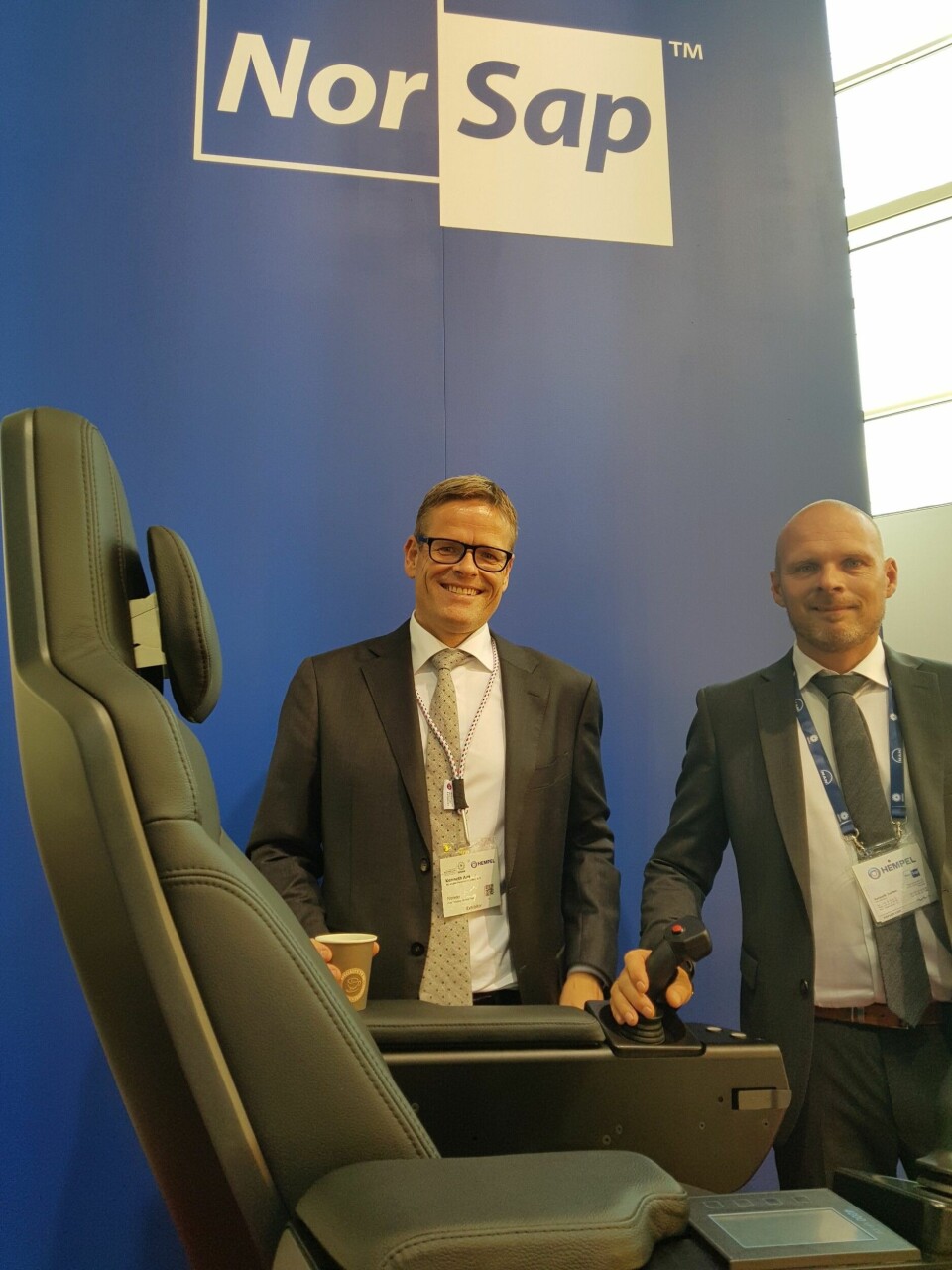 Kenneth Aas og Kenneth Tveiten har travle dager på SMM i Hamburg.