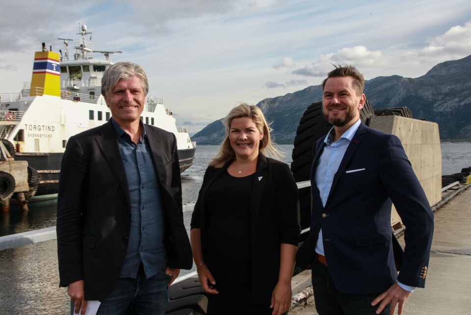 Fra venstre klima-og miljøvernminister Ola Elvestuen, fylkesråd for miljø, kultur og folkehelse i Nordland, Aase Refsnes og adm. dir. i Torghatten Trafikkselskap, Stein Andrè Herigstad-Olsen på ferjeleiet på Horn. Foto: Nordnorsk Kommunikasjon