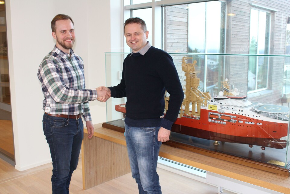 Environmental engineer i SolstadFarstad, Svei Erik Isaksen (t.h) gleder seg til å vise programvaren til kundene. Simen Sanna, daglig leder i Yxney til venstre.