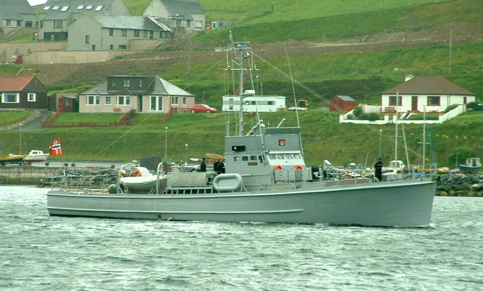 KNM «Hitra» i Scalloway havn, Shetland, 20. juni 2003 Foto: Wikimedia